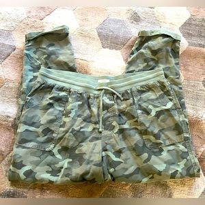 Maurice’s camo Capri like brand new 16W